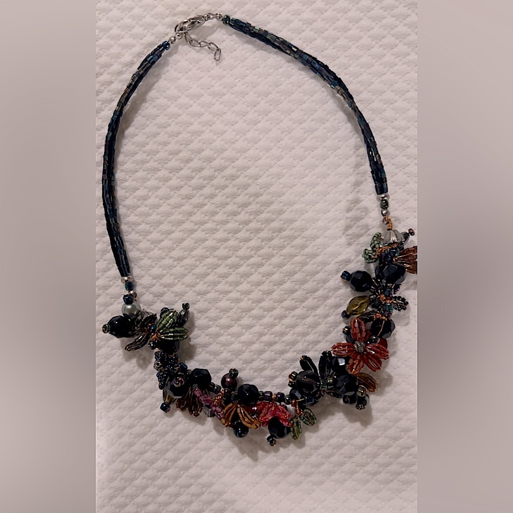Feminine-unique small flower beads necklace.